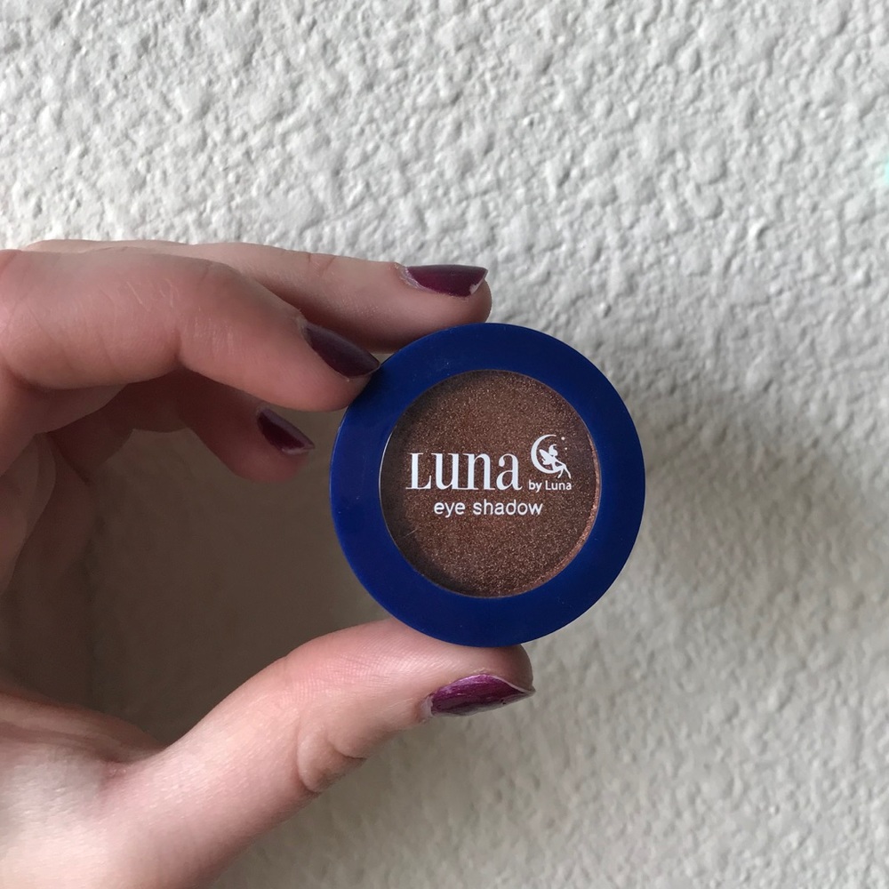 bronze metallic pigmented eyeshadow